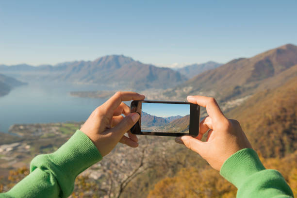 山と高山湖の写真を撮る女性 - filming point of view ストックフォトと画像