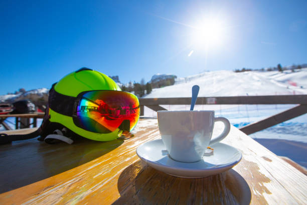 de koffie van de cappuccino in café bij skioord - cafe snow stockfoto's en -beelden
