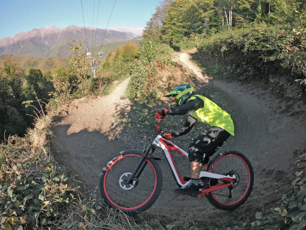 homem andando de mountain bike - dh - fotografias e filmes do acervo