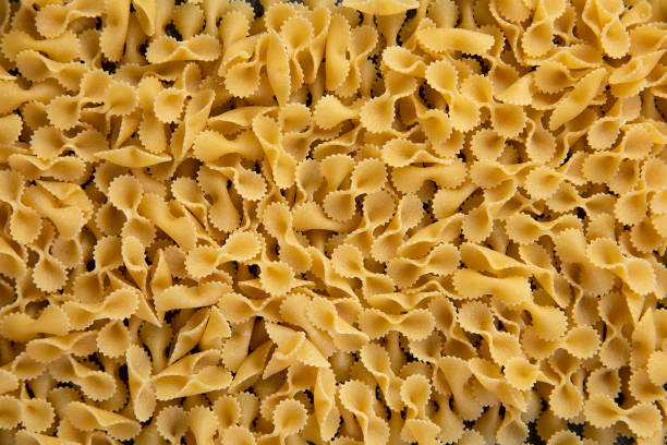 farfalle bow tie pasta top view close-up - bow tie pasta italian cuisine bow heap - fotografias e filmes do acervo