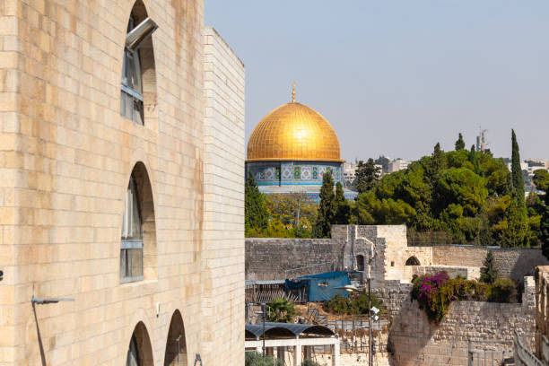 widok na kopułę meczetu rock na górze świątynnej w starym mieście jerozolima, izrael - jerusalem old town dome of the rock city zdjęcia i obrazy z banku zdjęć