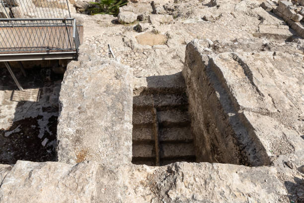 ruinas del segundo templo tiempo del baño ritual - mikveh en el sitio de las excavaciones del muro de las lamentaciones cerca del muro de los montes del templo en la ciudad vieja de jerusalén en israel - the western wall wall east city fotografías e imágenes de stock