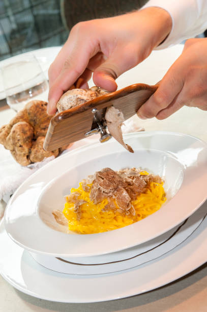 serve the white truffle on a plate of tagliatelle-spaghetti - white truffle imagens e fotografias de stock