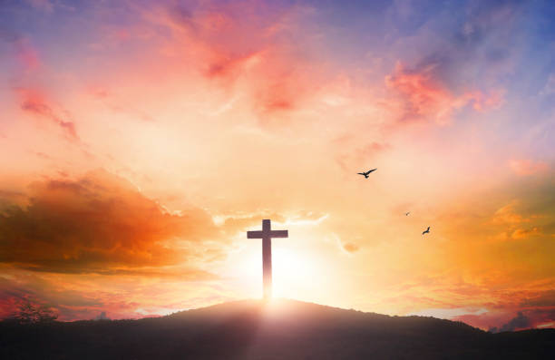 concept du vendredi saint : croix de silhouette sur le fond de coucher de soleil de montagne - croix photos et images de collection
