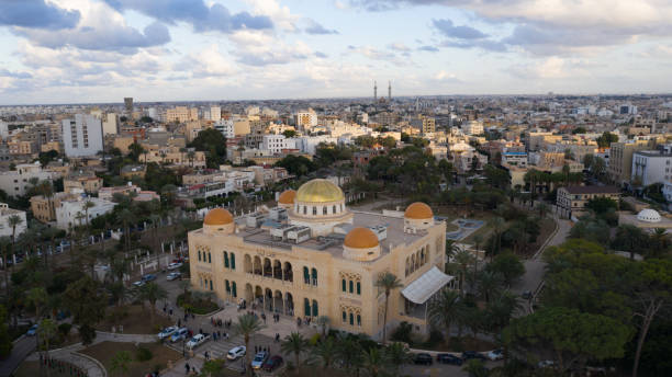 palacio real por la noche - tripoli fotografías e imágenes de stock