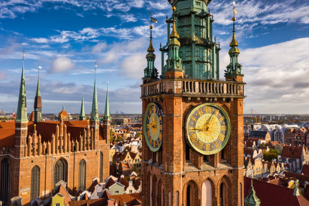 bellissimo orologio del municipio di danzica all'alba - gdansk foto e immagini stock