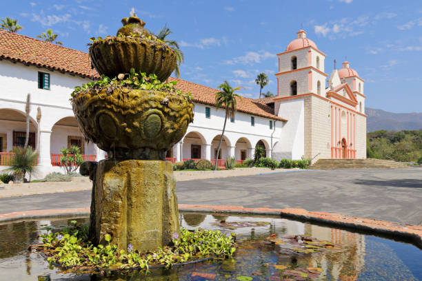 santa barbara mission - mission santa barbara photos et images de collection