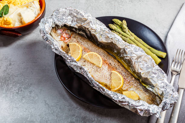 알루미늄 호일에 신선한 구운 연어 송어 - trout prepared fish whole grilled 뉴스 사진 이미지