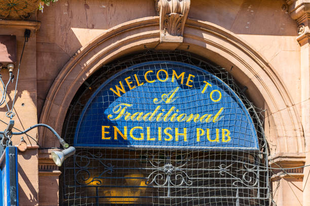 tradycyjny angielski pub bar znak powitalny z nikim w mieście londyn w stolicy wielkiej brytanii - 13633 zdjęcia i obrazy z banku zdjęć