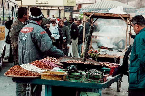 die stadt amman, jordanien - jordan amman market people stock-fotos und bilder