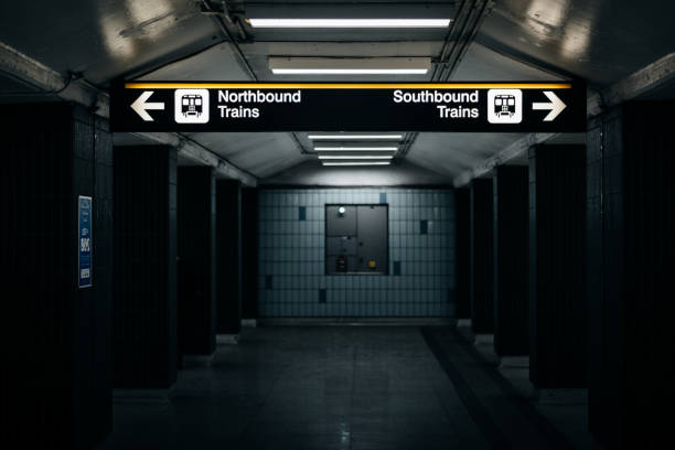 plate-forme et panneaux dans la station de métro st andrews, à toronto, ontario - ttc photos et images de collection