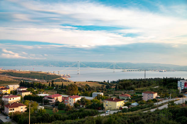 pont d’osmangazi (pont de la baie d’izmit). izmit, kocaeli, turquie. le plus long pont de turquie et le quatrième pont suspendu le plus long au monde par la longueur de sa travée centrale. - yalova photos et images de collection