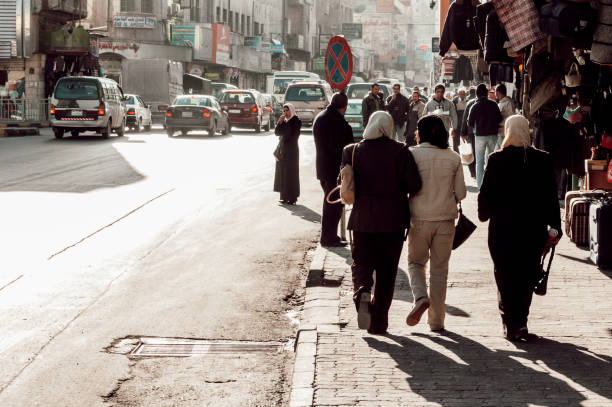 die stadt amman, jordanien - jordan amman market people stock-fotos und bilder