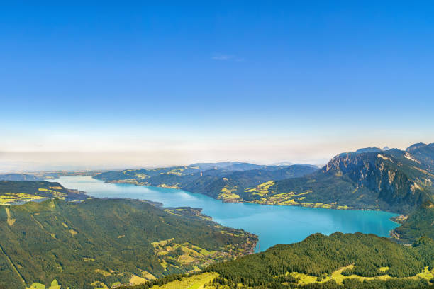 vista de attersee da montanha schafberg, áustria - european alps europe high up lake - fotografias e filmes do acervo