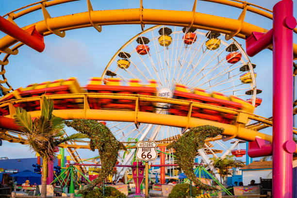 pacific park na histoic route 66 w santa monica, kalifornia - amusement park ferris wheel pier california zdjęcia i obrazy z banku zdjęć