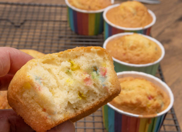 dokonywanie betty crocker rainbow chip party cupcakes - betty crocker zdjęcia i obrazy z banku zdjęć