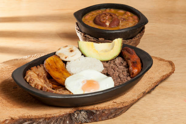 tray paisa, типичное блюдо в регионе антиокенья в колумбии. - bandeja paisa стоковые фото и изображения