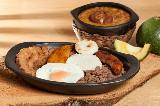 tray paisa, типичное блюдо в регионе антиокенья в колумбии. - bandeja paisa стоковые фото и изображения