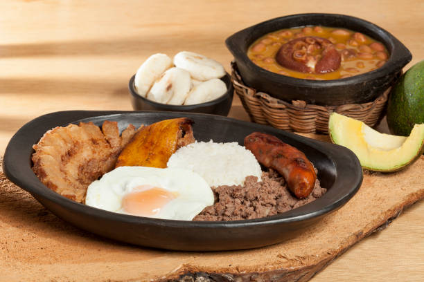 tray paisa, un piatto tipico della regione di antioquea in colombia. - bandeja paisa foto e immagini stock