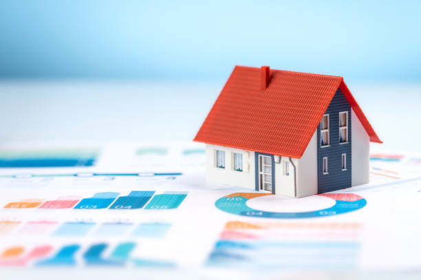 casa modelo en un gráfico financiero - interest rate house loan budget fotografías e imágenes de stock