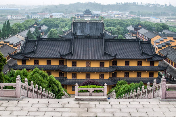 templo chinês com teto escuro sob o céu azul. casa chinesa - roof of the world - fotografias e filmes do acervo
