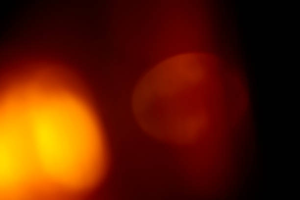 abstrakte samminarote licht leck brennen auf schwarzem hintergrund - orange farbe stock-fotos und bilder