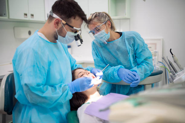 dentista examinando la boca del paciente en la clínica médica. - dental hygiene prosthetic equipment dentist office dental equipment fotografías e imágenes de stock