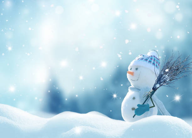 feliz navidad y feliz tarjeta de felicitación de año nuevo con espacio de copia. feliz muñeco de nieve con una escoba en la mano, de pie en el paisaje de navidad. fondo de nieve. cuento de hadas de invierno. - rime fotografías e imágenes de stock