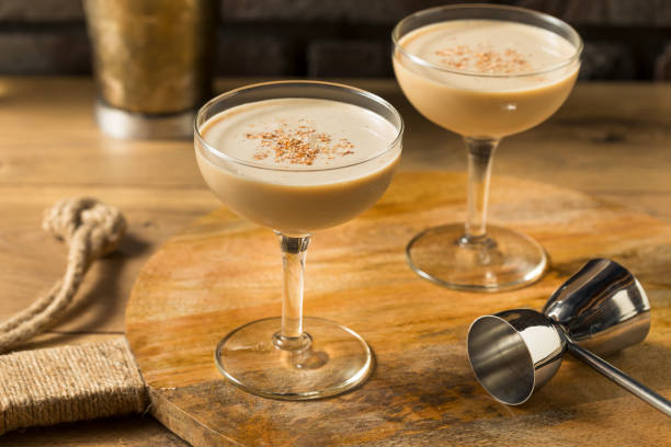 boozy rinfrescante brandy alexander cocktail - brandy foto e immagini stock