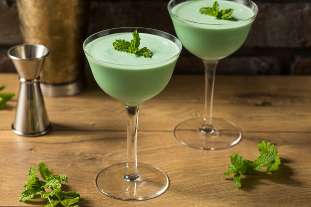 замороженные boozy мята кузнечик коктейль - grasshopper стоковые фото и изображения