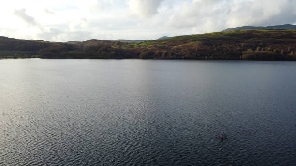 paddle boarding en coniston water - horizon over water england uk summer fotografías e imágenes de stock