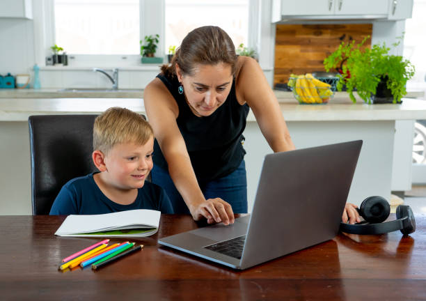 mutter hilft kind sohn zu hause in selbstisolation oder quarantäne studieren. bildung, heimschule, fernunterricht und schulschließungen aufgrund des coronavirus-konzepts der zweiten welle. - hispanic male stock-fotos und bilder