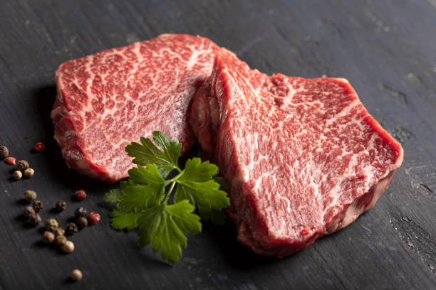 кобе говядина филе с петрушкой на черном фоне - steak filet mignon beef tenderloin стоковые фото и изображения