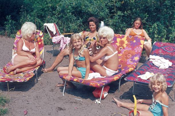 mütter mit ihren töchtern auf wochenend-badeausflug auf einem berliner see - 70er jahre frisur stock-fotos und bilder