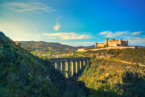Spoleto, el puente Ponte delle Torri y la fortaleza Rocca Albornoziana. Umbría, Italia. photo