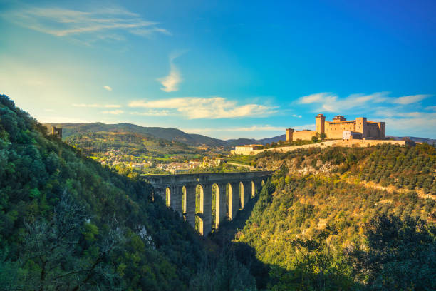 spoleto, ponte delle torri-bron och rocca albornoziana fästning. umbrien, italien. - spoleto bildbanksfoton och bilder