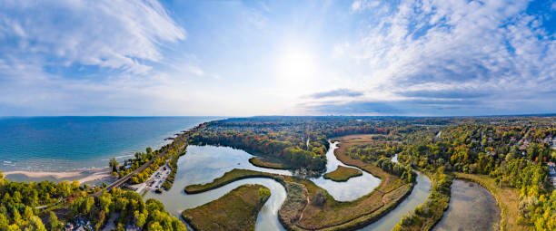 vista aérea del parque urbano nacional rouge y el río rouge, toronto, canadá - outdoors footpath leaf toronto fotografías e imágenes de stock