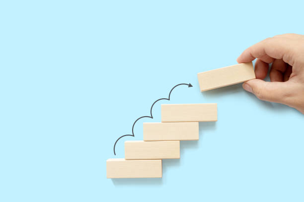 лестница карьерный путь для успеха процесса роста бизнеса концепции. рука организации деревянный блок укладки, как шаг лестница со стрелко - путь к успеху стоковые фото и изображения