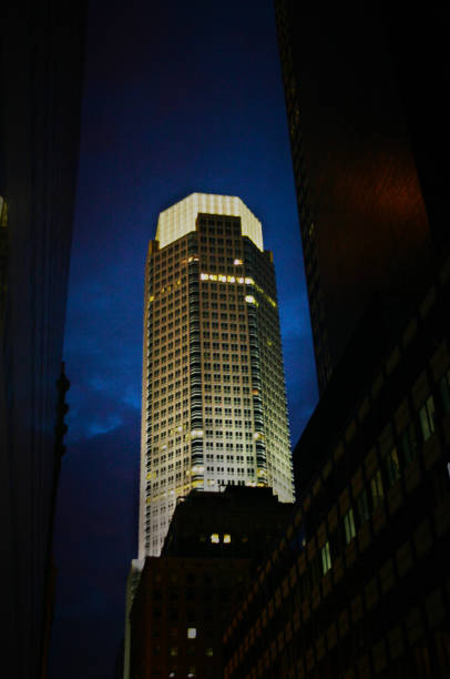 뉴욕시의 건물 전망 - skyscraper low angle view new york city night 뉴스 사진 이미지