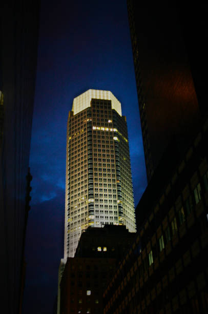 vista de edifícios em nova york - skyscraper low angle view new york city night - fotografias e filmes do acervo