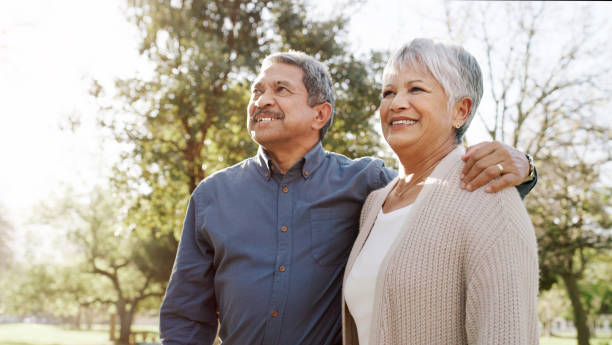 nadchodzi nasze szczęśliwie zawsze po - senior couple senior adult happiness smiling zdjęcia i obrazy z banku zdjęć