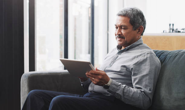 istock Life looks a lot more interesting online 1283630028