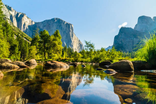 senderismo en el parque nacional yosemite en california - parque nacional fotografías e imágenes de stock