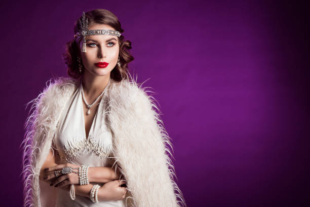 femme rétro dans la robe de mariage, manteau de fourrure blanche, portrait de mariée de flapper de beauté, coiffure, fond rose de studio - 1930s style photos et images de collection