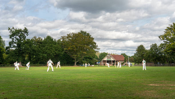 jogo de críquete da vila - sport of cricket cricket player cricket field bowler - fotografias e filmes do acervo