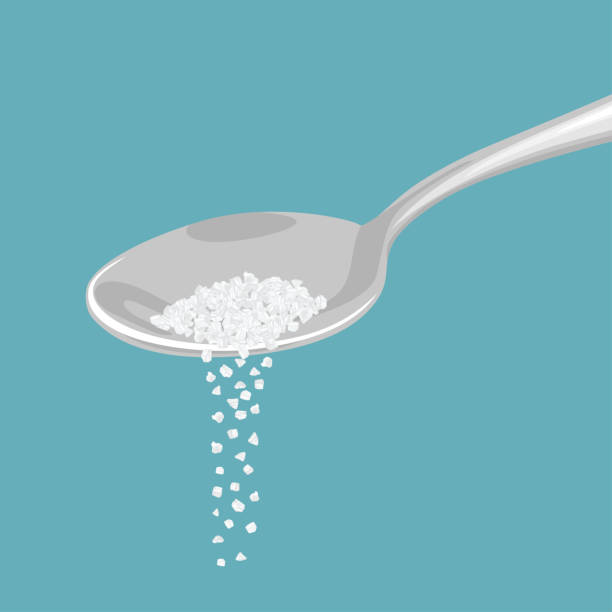соль, наливающая из металлической ложки, изолирована на синем фоне. векторная иллюстрация в мультяшном плоском стиле. - sugar spoon salt teaspoon stock illustrations