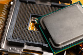 der-mikroprozessorprozessor-der-cpu-eines-computers-oder-laptops-liegt-auf-einer-dunklen.jpg?b=1&s=170x170&k=20&c=1fti6uOMZFfWS9aFDCj0q-CeysJCjWRvQ5-AcPv5Lfk=