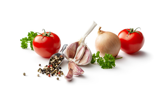 Condimento: Tomate, Ajo, Cebolla, Perejil y Granos de Pimienta Aislados sobre Fondo Blanco photo