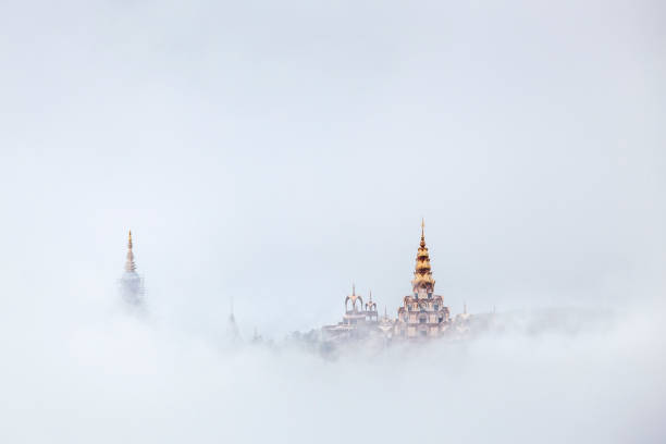 vista de la mañana del gran buda blanco en la niebla en wat prathat phasornkaew, khao kho, phetchabun, tailandia - art thailand thai culture temple fotografías e imágenes de stock