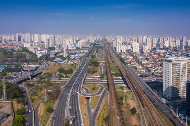 luftaufnahme der avenida radial leste, im osten der stadt sao paulo, brasilien - eastside stock-fotos und bilder